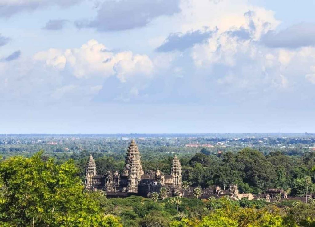 Foreign visitor visits to Cambodia fell 91.3 per cent in the first quarter because of COVID-19, but tourism may return in December. (2)