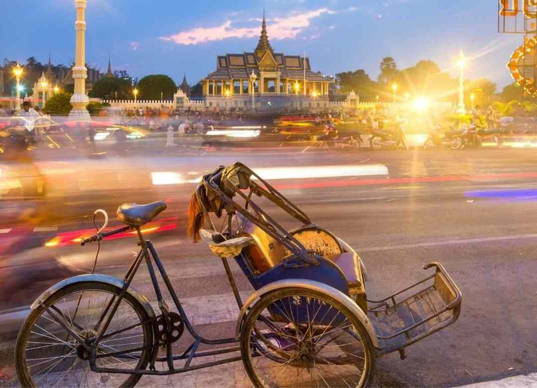 Cyclo tour around Phnom Penh's key sites